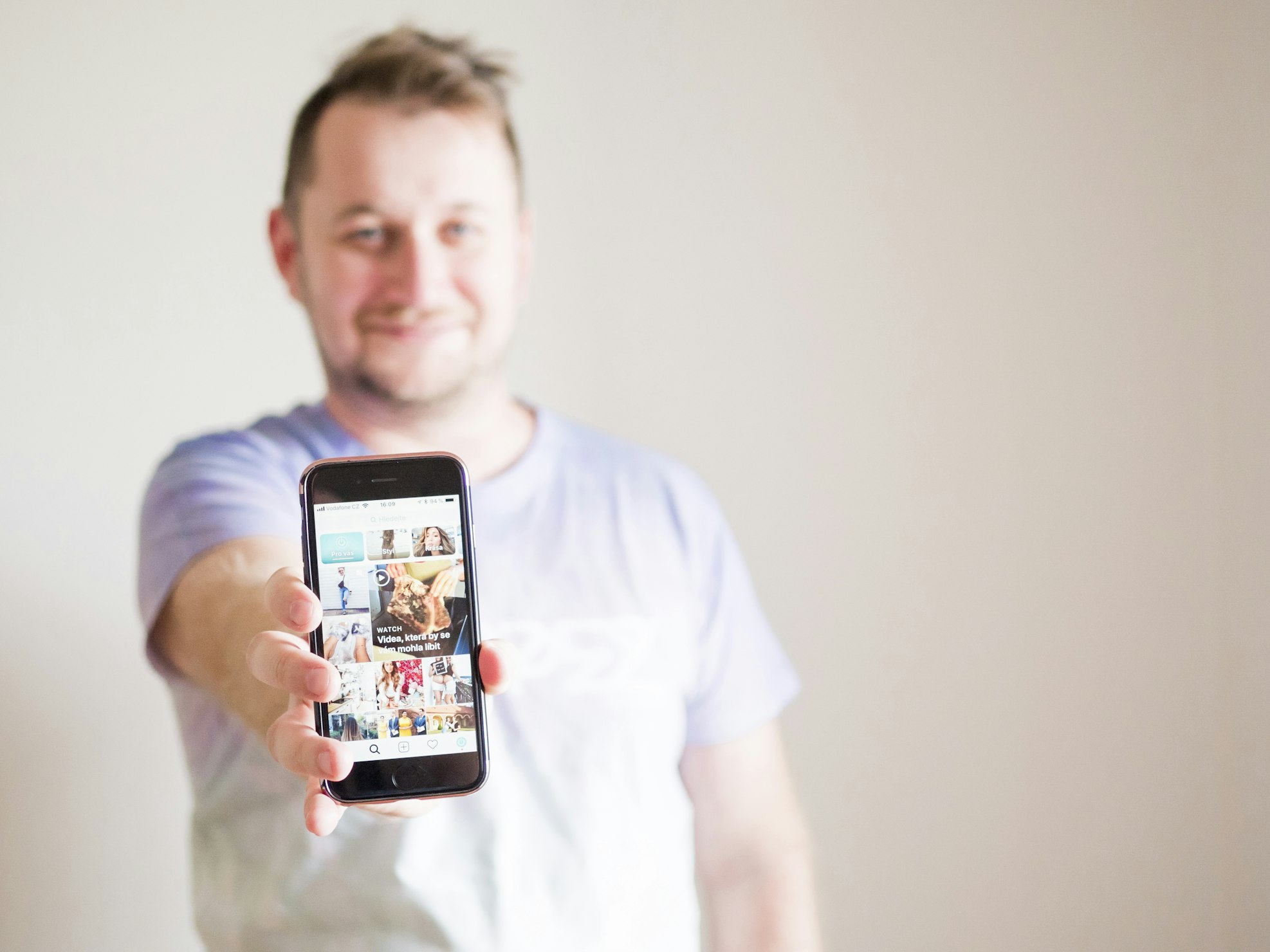 Ein Mann hält ein Mobiltelefon in der Hand. Agenturen verbessern die Online Präsenz Ihres Unternehmens.